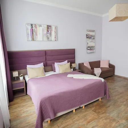 Elegant & Stylish Center Apartments! *