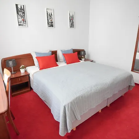 Elegant & Stylish Center Apartments! *
