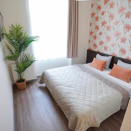 Elegant & Stylish Center Apartments! Apartmán