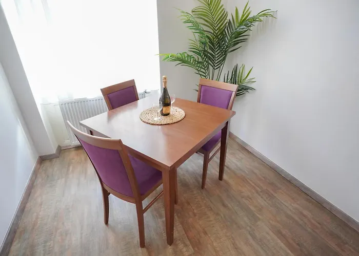 Elegant & Stylish Center Apartments! *