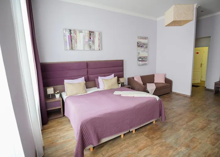 Elegant & Stylish Center Apartments! *