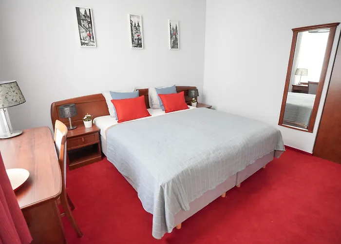 Elegant & Stylish Center Apartments! *