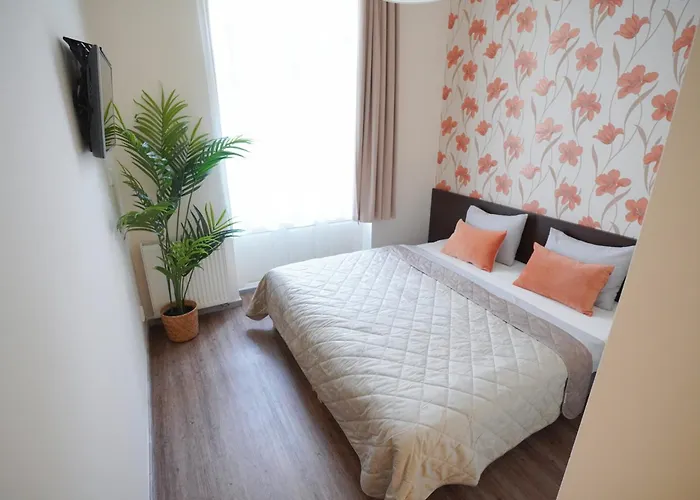 Elegant & Stylish Center Apartments! Lägenhet