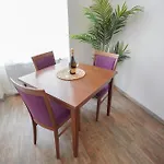 Elegant & Stylish Center Apartments! *