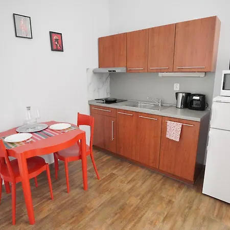 Elegant & Stylish Center Apartments! Apartamento *